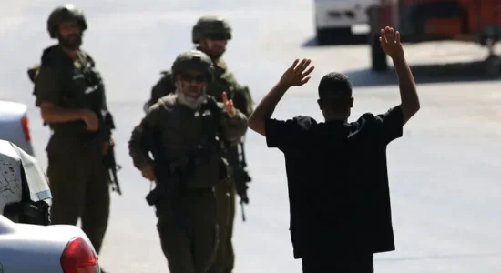Pushtuesit izraelitë përdorin dhunë dhe frikësim për t’i dëbuar palestinezët nga shtëpitë e tyre në Bregun Perëndimor