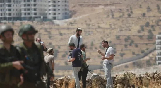 Pushtues izraelitë të maskuar sulmojnë një grua palestineze dhe ekipin e NBC News në Bregun Perëndimor të pushtuar