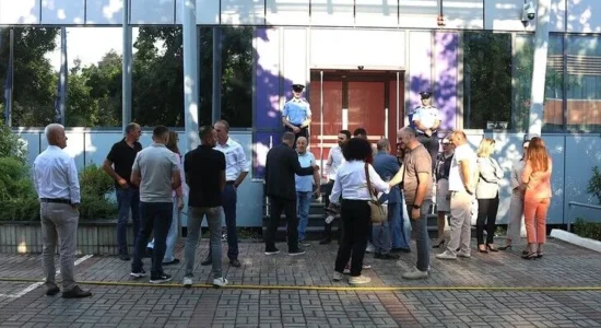 Deputetë të PDK-së dhe AAK-së bllokojnë hyrjen e Qeverisë së Kosovës për “shkelësit e kushtetutës”