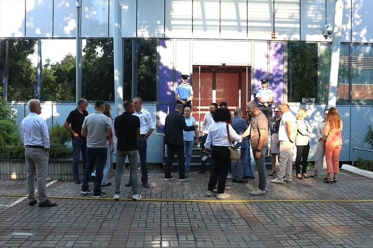 Deputetë të PDK-së dhe AAK-së bllokojnë hyrjen e Qeverisë së Kosovës për “shkelësit e kushtetutës”
