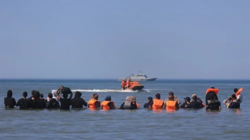 Qindra emigrantë mbërrijnë në Mbretërinë e Bashkuar pas 10 ditësh pa asnjë hyrje