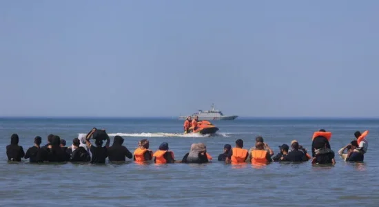 Qindra emigrantë mbërrijnë në Mbretërinë e Bashkuar pas 10 ditësh pa asnjë hyrje