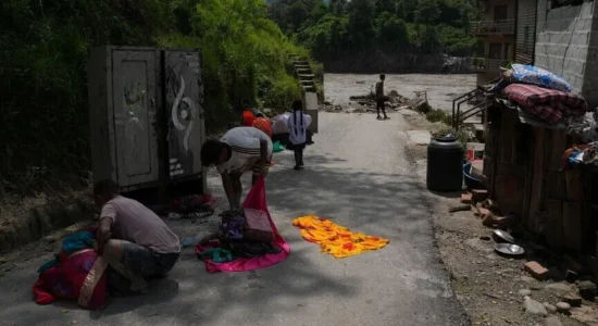 Gati 900 të huaj të zhdukur pas përmbytjeve shkatërruese në kufirin Kinë-Nepal
