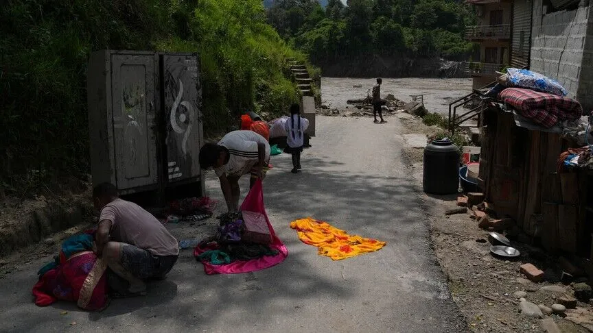 Gati 900 të huaj të zhdukur pas përmbytjeve shkatërruese në kufirin Kinë-Nepal