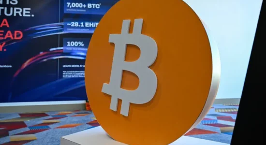 Bitcoin tejkalon 77 mijë dollarët për herë të parë që nga maji