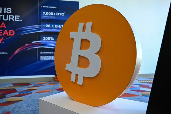 Bitcoin tejkalon 77 mijë dollarët për herë të parë që nga maji