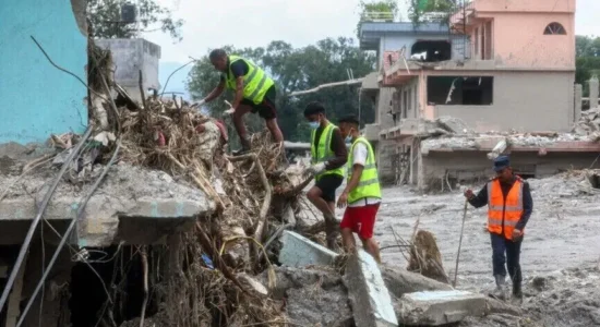 Rritet në 750 numri i të vdekurve nga përmbytjet dhe rrëshqitjet e tokës në Nepal dhe Tibet, mbi 3.000 mbeten të zhdukur