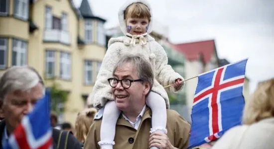 Islanda refuzon rifillimin e bisedimeve të anëtarësimit në BE në referendum, njofton transmetuesi publik