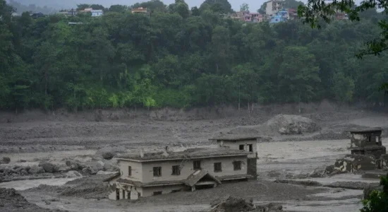 Të paktën 33 shtetas britanikë raportohen të zhdukur pas përmbytjeve të rrëmbyeshme në Nepal