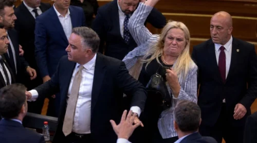 (VIDEO) Dështon konstituimi i Kuvendit të Kosovës, deputetja e AAK-së gjuajti me vezë Albin Kurtin