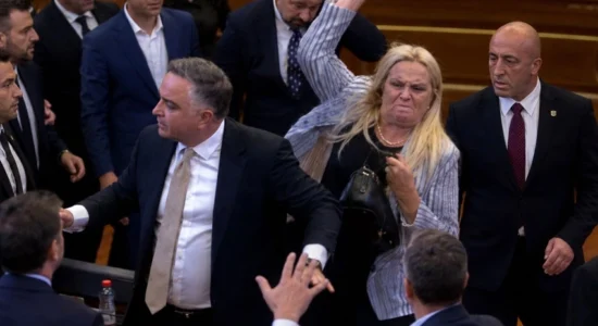 (VIDEO) Dështon konstituimi i Kuvendit të Kosovës, deputetja e AAK-së gjuajti me vezë Albin Kurtin