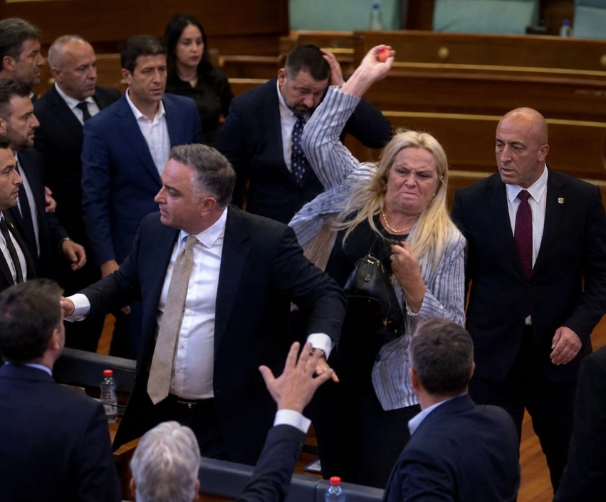 (VIDEO) Dështon konstituimi i Kuvendit të Kosovës, deputetja e AAK-së gjuajti me vezë Albin Kurtin