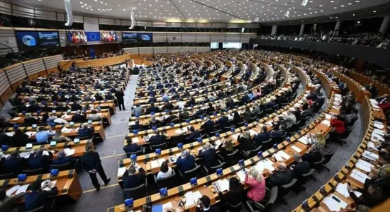 BE-ja kërkon nga Irani të kufizojë programet bërthamore dhe raketore, mbështet përpjekjet diplomatike