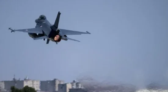 Avioni F-16 i Forcave Ajrore Turke rrëzohet gjatë fluturimit stërvitor në Yalova, shpëton piloti