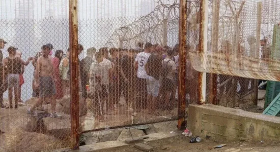 Maroku ndalon 111 migrantë pas përpjekjes për kalim masiv drejt Ceutës spanjolle