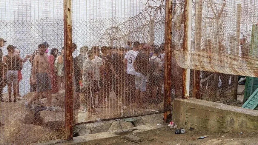 Maroku ndalon 111 migrantë pas përpjekjes për kalim masiv drejt Ceutës spanjolle
