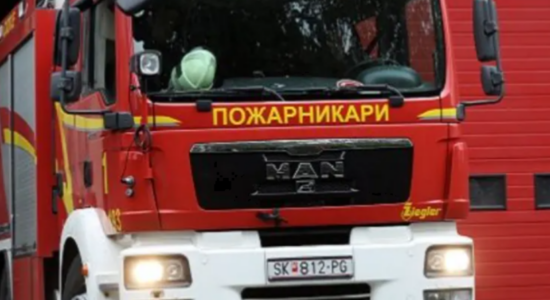 Zjarr në një shtëpi në Gostivar, tre persona dërgohen në urgjencë, përfshirë dy policë