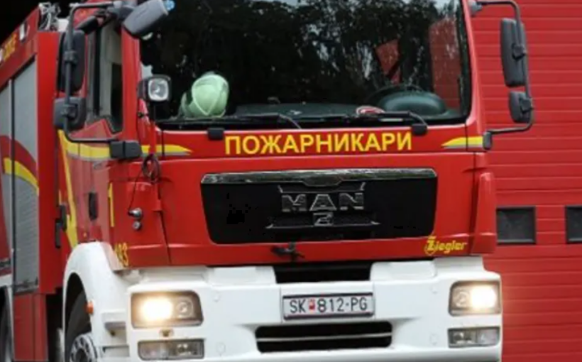 Zjarr në një shtëpi në Gostivar, tre persona dërgohen në urgjencë, përfshirë dy policë