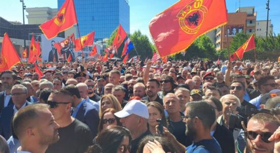 Djali i Jakup Krasniqi: T’i lëmë anash dallimet tona politike, të bashkohemi për drejtësi, dinjitet e histori