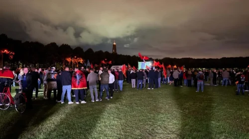 Shqiptarët mbushin Hagën me flamuj kombëtarë e të UÇK-së, vendimin e presin në qiell të hapur
