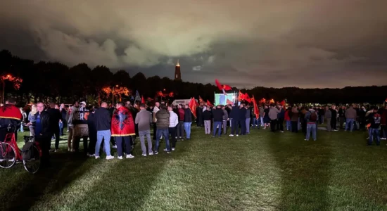 Shqiptarët mbushin Hagën me flamuj kombëtarë e të UÇK-së, vendimin e presin në qiell të hapur