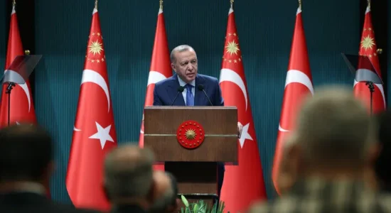 Presidenti Erdogan paralajmëron se Turqia nuk do të lejojë që lëvizjet armiqësore t’ia bllokojnë rrugën