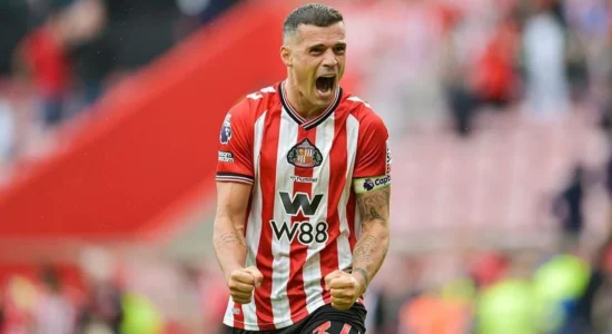 (VIDEO) Granit Xhaka telefonon Mourinhon gjatë intervistës, momenti bëhet viral