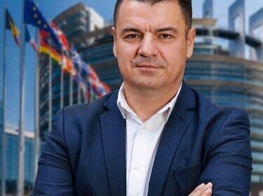 Aco Velkovski me mesazh emocional për prindërit: “Mjaft! Fëmijët tanë po ikin, ndërsa neve na mbeten shtëpitë bosh”