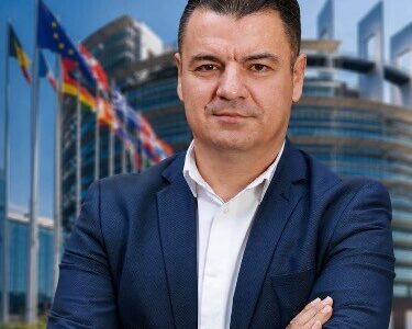 Aco Velkovski me mesazh emocional për prindërit: “Mjaft! Fëmijët tanë po ikin, ndërsa neve na mbeten shtëpitë bosh”