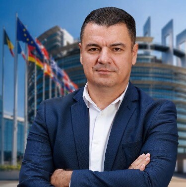 Aco Velkovski me mesazh emocional për prindërit: “Mjaft! Fëmijët tanë po ikin, ndërsa neve na mbeten shtëpitë bosh”