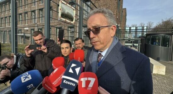Avokati i Thaçit flet shkurt për media: Do flas pas verdiktit