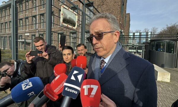 Avokati i Thaçit flet shkurt për media: Do flas pas verdiktit