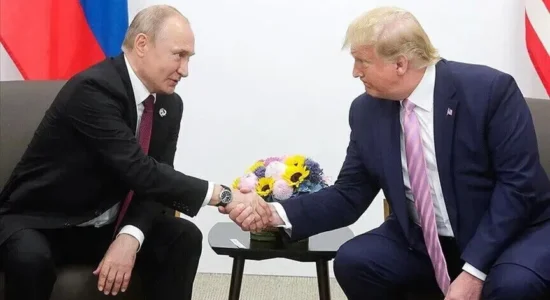 Kremlini: Putin dhe Trump zhvilluan bisedë telefonike konstruktive dhe të sinqertë për zgjidhjen e konfliktit në Ukrainë