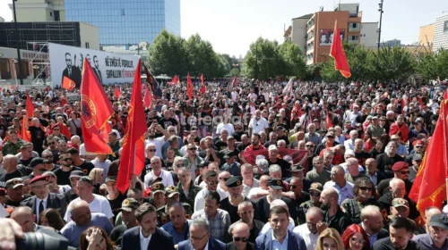(VIDEO) Protestuesit kërkojnë shfuqizimin e dhomave të specializuara të Kosovës në Hagë