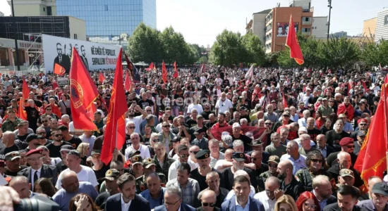 (VIDEO) Protestuesit kërkojnë shfuqizimin e dhomave të specializuara të Kosovës në Hagë