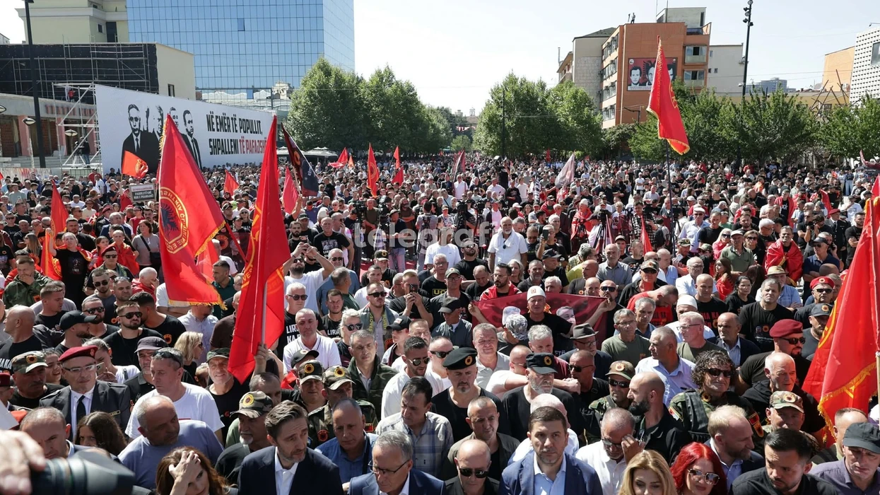 (VIDEO) Protestuesit kërkojnë shfuqizimin e dhomave të specializuara të Kosovës në Hagë