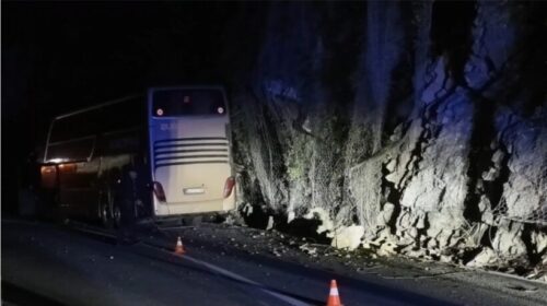 Aksident i rëndë komunikacioni në Malin e Zi: Autobusi me 90 nxënës godet shkëmbin