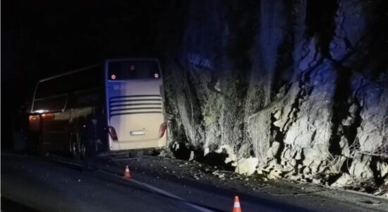Aksident i rëndë komunikacioni në Malin e Zi: Autobusi me 90 nxënës godet shkëmbin