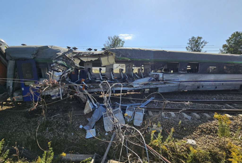 Aksident i rëndë në Poloni, treni përplaset me betonieren, 1 i vdekur dhe 20 të plagosur