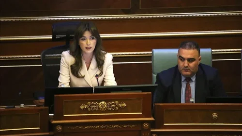 (VIDEO) Albulena Haxhiu i kërkoi Listës Serbe të mos përdor termin jokushtetues “populli serb”