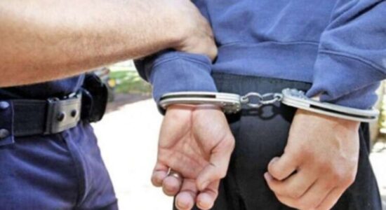 Arrestohet shoferi i sekretarit të Përgjithshëm të Qeverisë – dyshohet se kërkoi ryshfet për një vend pune