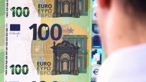(VIDEO) Arrestohet shoferi i Qeverisë, u kap me 500 euro të shënuara