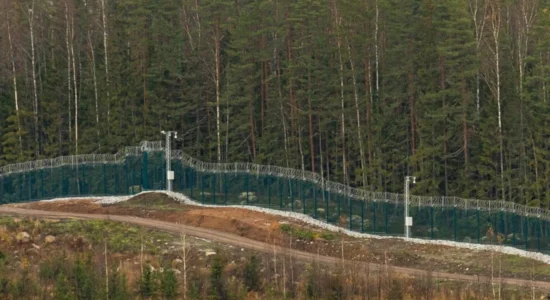 Finlanda përfundon 200 kilometrat e murit përgjatë kufirit me Rusinë