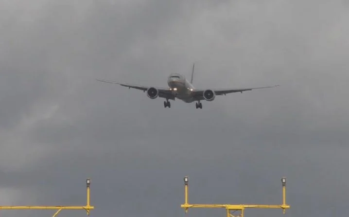 Stuhia në Shkup detyron avionin nga Cyrihu të devijojë drejt Prishtinës