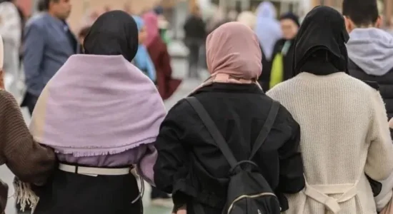 Belgjikë, provinca e Flandrës Lindore pushon nga puna një mësuese pasi refuzoi të heqë shaminë
