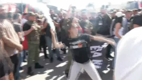 Protestuesit godasin me mjete piroteknike objektin e EULEX-it