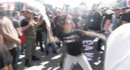 Protestuesit godasin me mjete piroteknike objektin e EULEX-it