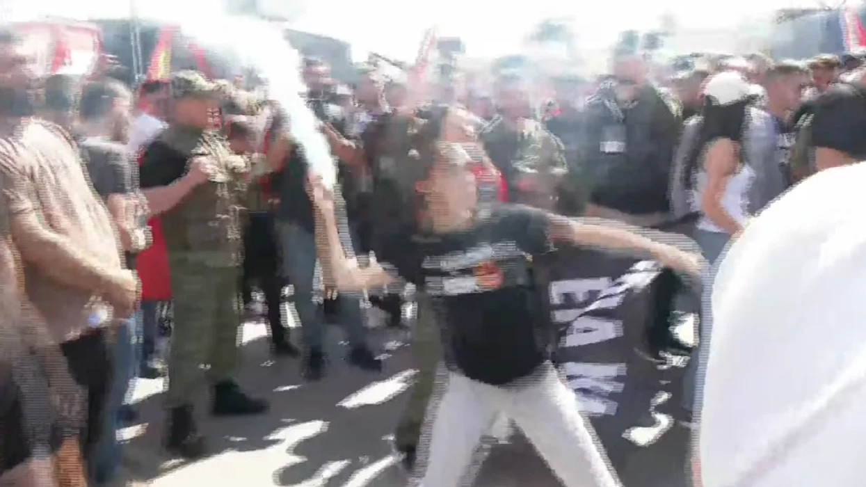 Protestuesit godasin me mjete piroteknike objektin e EULEX-it