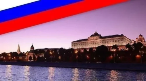 Kremlini: SHBA-ja mund t’i kërkojë Kievit ndalimin e sulmeve para vizitës së të dërguarve të Trumpit në Moskë