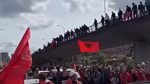 Nesër vendimi për ish-krerët e UÇK-së, qindra shqiptarë me flamuj kuq e zi mblidhen në Hagë